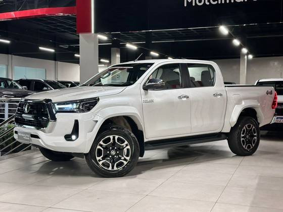 TOYOTA HILUX 2.8 D-4D TURBO DIESEL CD SRX PLUS 4X4 AUTOMÁTICO